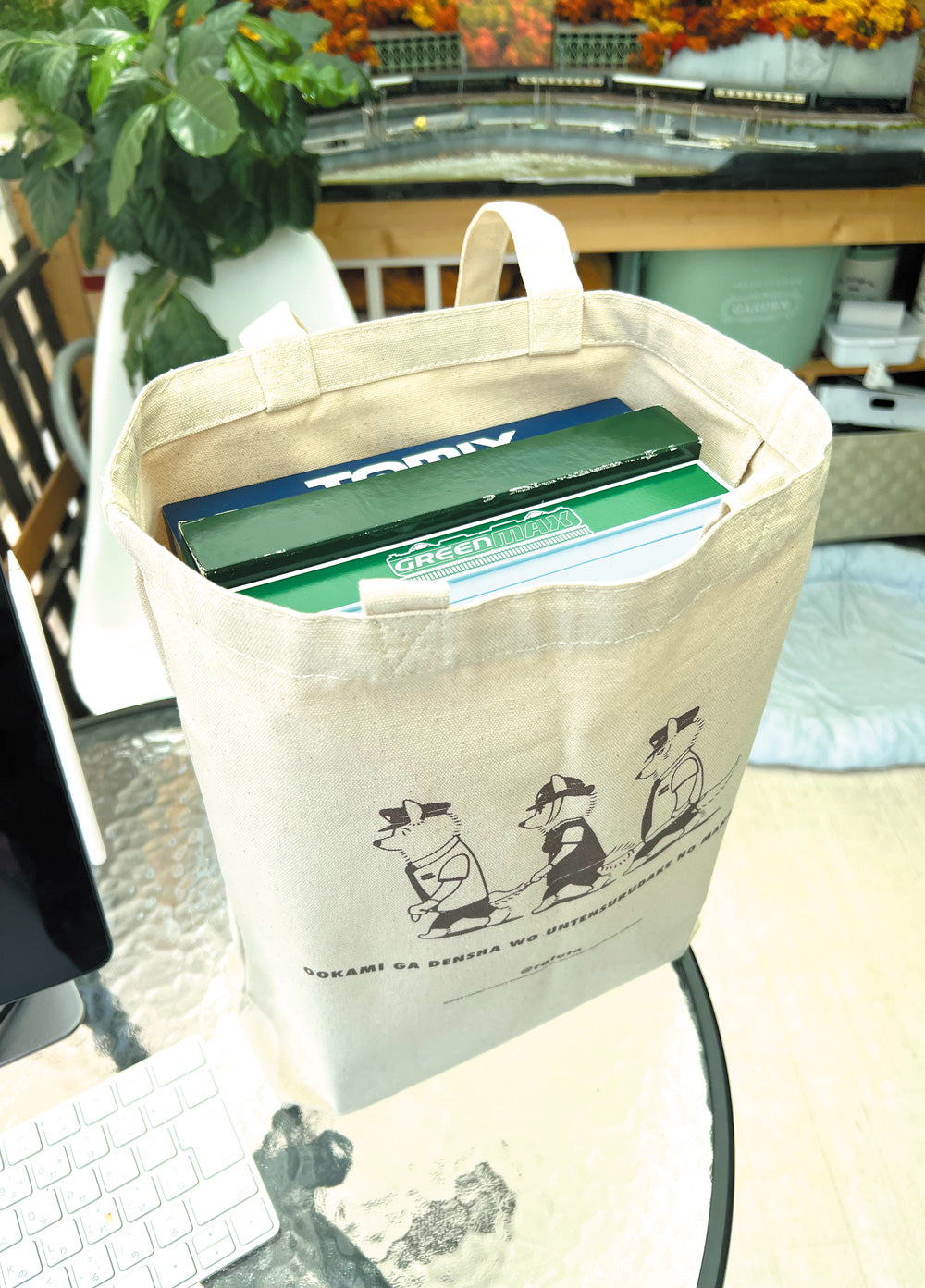 A tote bag that can carry the train set from the manga about a wolf driving a train (natural①)